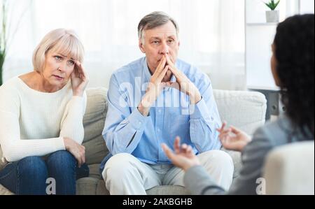 La terapia del matrimonio. Psicologo femmina consulting triste coppia di anziani, copyspace Foto Stock