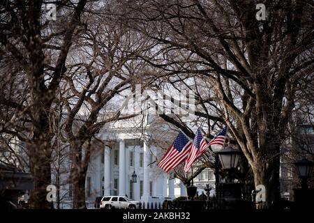 (200108) -- WASHINGTON, 8 gennaio, 2020 (Xinhua) -- Foto scattata il 8 gennaio, 2020 mostra la Casa Bianca a Washington D.C., gli Stati Uniti. Stati Uniti Presidente Donald Trump detto mercoledì che nessun numero di vittime negli Stati Uniti erano scaturite dall Iran missili dell attentato contro le forze americane in Iraq il martedì. (Xinhua/Liu Jie) Foto Stock