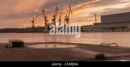 Paesaggio industriale. Gru e portali nel cantiere di Szczecin. Foto Stock