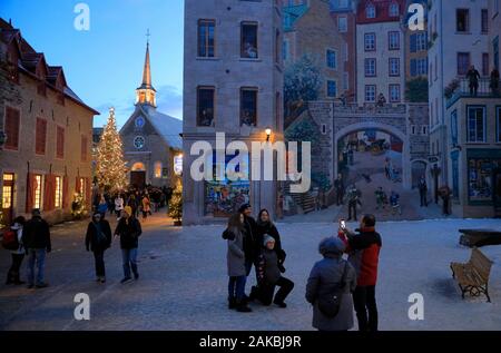 Vista notturna di Côte de la Montagne in Lower Québec City e Fresque des Québécois con Notre-Dame-des-Victoires chiesa in background.Quebec.Canada Foto Stock
