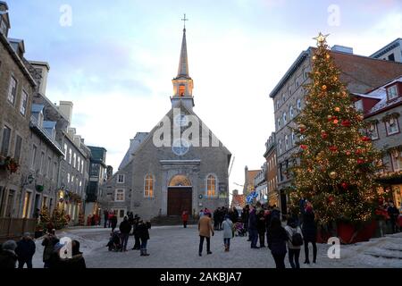 Notre Dame des Victoires chiesa illuminata con albero di Natale in Piazza Place-Royale.inferiore della città. Vecchia Quebec City.Quebec City.Québec.Canada Foto Stock