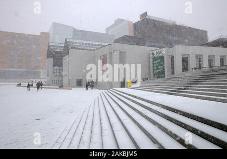 Musée d'art contemporain de Montreal a Place des Arts nel centro di Montreal in una tempesta di neve giorno.Montreal.Québec.Canada. Foto Stock