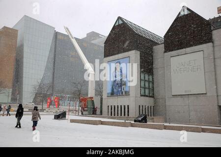 Musée d'art contemporain de Montreal a Place des Arts nel centro di Montreal in una tempesta di neve giorno.Montreal.Québec.Canada. Foto Stock