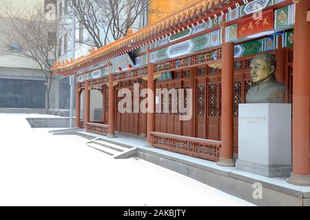 Sun Yat-Sen Park aka posto su Yat-Sen di bronzo con una dimensione di vita busto del Dott. Sun Yat-Sen il padre fondatore della Repubblica di Cina in un giorno di neve in Chinatown.Montreal.Québec.Canada Foto Stock