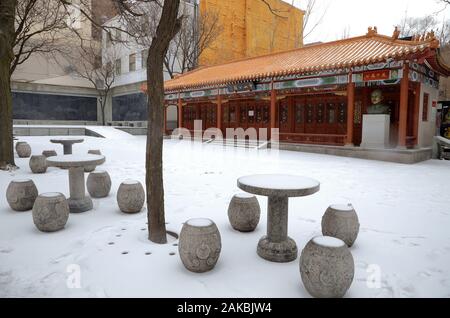 Sun Yat-Sen Park aka posto su Yat-Sen di bronzo con una dimensione di vita busto del Dott. Sun Yat-Sen il padre fondatore della Repubblica di Cina in un giorno di neve in Chinatown.Montreal.Québec.Canada Foto Stock