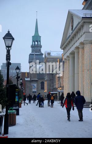 Mercato di Bonsecours in rue Saint-Paul Est con Notre-Dame-de-Bon-Secours Cappella in background. La vecchia Montreal.Montreal.Québec.Canada Foto Stock