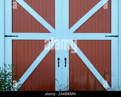 Country farm rosso bianco in legno porta del granaio porte Foto Stock