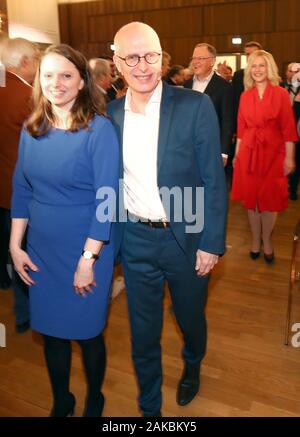 08 gennaio 2020, Amburgo: Melanie Leonhard (l-r), Amburgo è stato SPD di leader di partito, Peter Tschentscher (SPD), primo sindaco della città di Amburgo e la sua parte superiore del candidato per le elezioni statali, Stephan Weil (SPD), il Ministro Presidente della Bassa Sassonia, e Manuela Schwesig (SPD), Ministro Presidente del Land Meclemburgo-Pomerania occidentale, prendere parte nel DOCUP di Amburgo la campagna elettorale per le elezioni statali. Foto: Christian Charisius/dpa Foto Stock