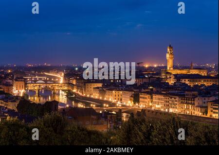 Firenze panoramica vista notturna della città da piazzale Michelangelo. Foto Stock