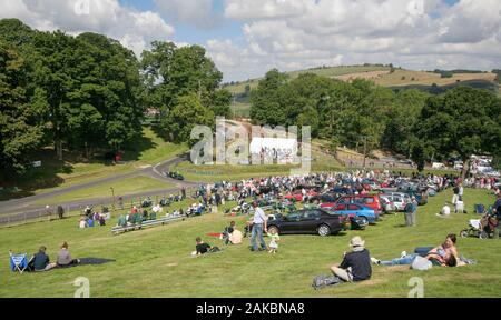 Spettatori guarda l'azione al Prescott Hill Climb riunione del Vintage Sports-Car Club Foto Stock