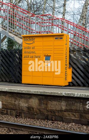 Armadietto di Amazon il punto di prelevamento al Burley in Wharfedale stazione ferroviaria sul Leeds Bradford treno linea, West Yorkshire, Regno Unito Foto Stock