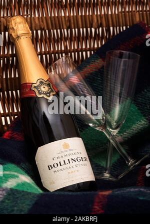 Una bottiglia di champagne Bollinger non aperta con un paio di bicchieri di flauto. Royal warrant che sarà rimosso dopo la morte della Regina. Foto Stock
