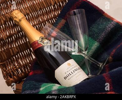 Una bottiglia di champagne Bollinger non aperta con un paio di bicchieri di flauto. Royal warrant che sarà rimosso dopo la morte della Regina. Foto Stock