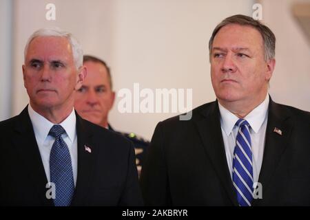 Washington, Stati Uniti d'America. 08 gen, 2020. Vice Presidente Mike Pence, sinistra, e il Segretario di Stato Mike Pompeo ascoltare come presidente Donald Trump risolve la nazione su Gennaio 8, 2020 a Washington, DC. dopo le forze iraniane ha lanciato più di una dozzina di missili balistici contro due basi militari in Iraq inizio mercoledì. (Foto di Oliver Contreras/SIPA USA) Credito: Sipa USA/Alamy Live News Foto Stock