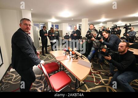 Kassel, Germania. 08 gen, 2020. Frank Hannig, avvocato del sospetto principale Stephan E. Lübcke omicidio caso è circa di tenere una conferenza stampa prima la foto giornalisti Stephan E. realizzata una nuova dichiarazione per indagare i giudici della Corte federale di giustizia durante il corso della giornata. Credito: Uwe Zucchi/dpa/Alamy Live News Foto Stock