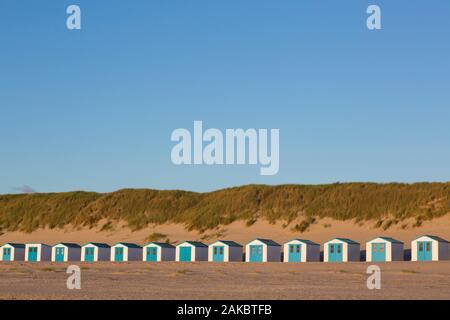 Riga del bianco e del blu cabine da spiaggia su Texel, West Frisone isola nel mare di Wadden, Noord-Holland, Paesi Bassi Foto Stock