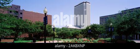 Stati Uniti d'America, Florida, Tallahassee, nuova capitale dello Stato Edificio, panche in un parco Foto Stock