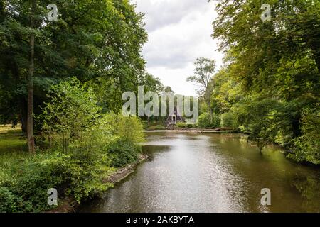 Francia, Yvelines (78), di Montfort-l'Amaury, Groussay castello, nel 1968 Beistegui concepito questo mattoni rosa piramide ispirata a quella di Caïus Sestius a Roma Foto Stock