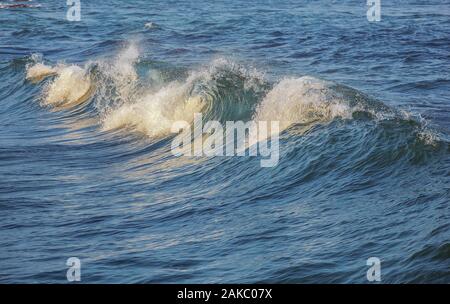 Francia, Morbihan, costa selvaggia, penisola di Quiberon, Saint-Pierre-Quiberon, tempesta sul porto di Portivy Foto Stock