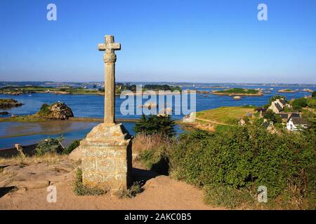 Francia, Cotes d'Armor, Brehat island, croce Cappella Maudez Saint-Michel e panorama sulla bocca del Trieux Foto Stock