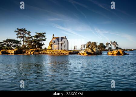 Francia, Morbihan, il Golfo di Morbihan, Sene, la cappella dell'isola di Boedic nelle prime ore del mattino Foto Stock