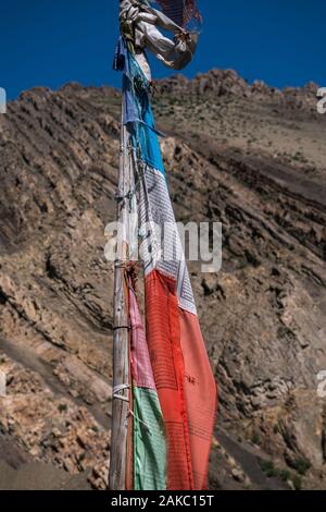 La preghiera buddista bandiere nel villaggio di Kagbeni, Mustang distretto, Nepal. Foto Stock