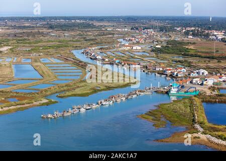 Francia, Charente Maritime, Le Chateau d'Oleron, ostricoltura villaggio sul canale di Ors (vista aerea) Foto Stock