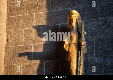 Francia, Haute-Loire, Le Puy-en-Velay, punto di partenza della via Podiensis, uno del pellegrino francese rotte a Santiago de Compostela, Cattedrale di Nostra Signora dell Annunciazione, statua di St Jacques Foto Stock