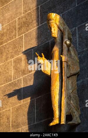 Francia, Haute-Loire, Le Puy-en-Velay, punto di partenza della via Podiensis, uno del pellegrino francese rotte a Santiago de Compostela, Cattedrale di Nostra Signora dell Annunciazione, statua di St Jacques Foto Stock