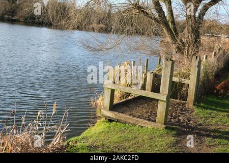 Paesaggi marini intorno ad un lago artificiale nell'Hertfordshire per la pesca e altri sport acquatici e habitat per molto la fauna nativa per il Regno Unito Foto Stock