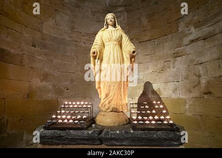 Francia, Herault, Villeneuve les Maguelone, vicino a Palavas les Flots, Saint Pierre et Saint Paul Maguelone cattedrale costruita su un ex isola vulcanica, statua della Vergine Foto Stock