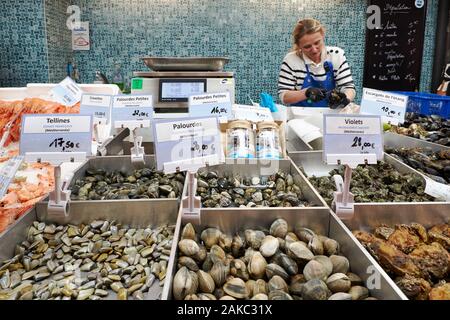 Francia, Herault, Sete, sale centrali, mercato del pesce, la vendita di conchiglie marine Foto Stock