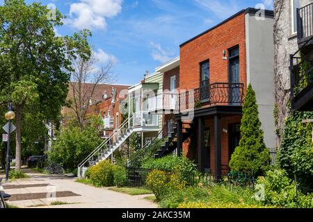 Canada, Provincia di Quebec, Montreal, Villeray-Saint-Michel-Parc-Estensione borough, quartiere Villeray, tipiche case di Montreal con scala esterna e muri di mattoni Foto Stock