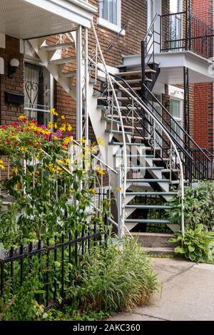 Canada, Provincia di Quebec, Montreal, Villeray-Saint-Michel-Parc-Estensione Borough, quartiere Villeray, tipica casa di Montreal con letti in ferro battuto con scala esterna e muri di mattoni Foto Stock