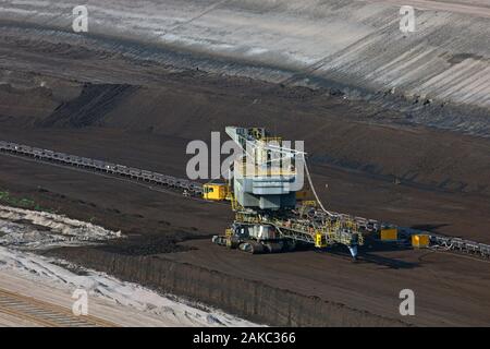 Marrone / carbone lignite estratta da un enorme escavatore a Nochten a cielo aperto pit, miniera di lignite vicino a Weisswasser, in Sassonia, Germania Orientale Foto Stock