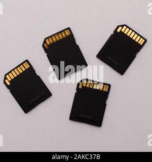 primo piano di diverse schede di memoria per fotocamere digitali su sfondo bianco Foto Stock