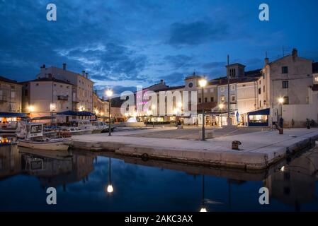 Croazia, nella contea di Primorje-Gorski Kotar, baia di Kvarner, isola di Cherso, città di Cherso, la marina accanto alla Piazza FPetric e la torre dell orologio al crepuscolo Foto Stock