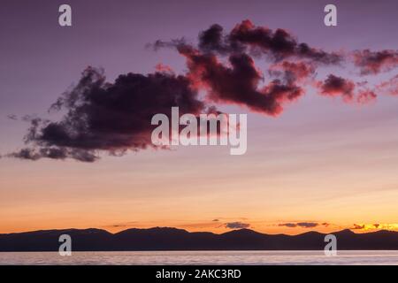 In Kirghizistan, provincia di Naryn, Son-Kol lago, altitudine di 3000m, il tramonto sul lago Foto Stock