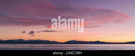 In Kirghizistan, provincia di Naryn, Son-Kol lago, altitudine di 3000m, vista panoramica del tramonto sul lago Foto Stock