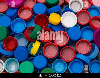 Close-up di un gran numero di colorati, plastica i tappi di bottiglia Foto Stock