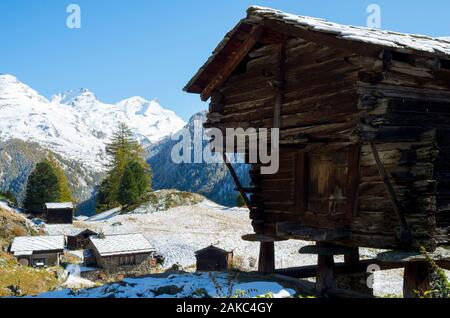 La Svizzera, Vallese, valle di Zermatt, escursionismo verso la frazione di Zmutt, vecchio fienile dal XIV secolo Foto Stock