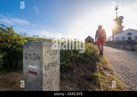 Francia, Finisterre, Plogoff, Pointe du Raz, segnaletica di GR 34 sentiero escursionistico o doganale e il sentiero europeo E5 distanza lungo il percorso dal Pointe du Raz a Venezia Foto Stock