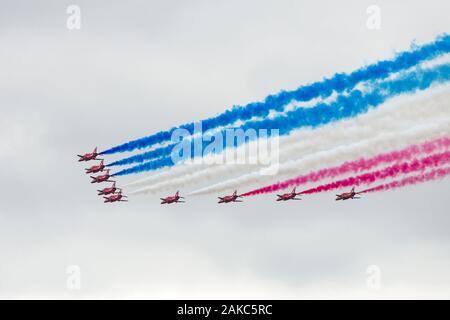 RAF frecce rosse sul display per i voli in formazione sulla raf centenario, London, Regno Unito Foto Stock