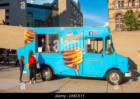 Canada, Provincia di Ontario, Toronto, Città Vecchia, Nathan Philips Square, cibo carrello Foto Stock