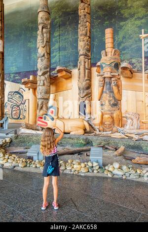 Canada, Québec provincia, regione di Outaouais, Gatineau, il museo canadese della storia, precedentemente noto come il Museo Canadese della civiltà, la Grand Hall e la sua collezione di totem Foto Stock