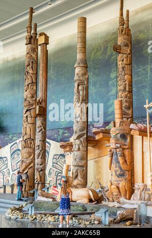 Canada, Québec provincia, regione di Outaouais, Gatineau, il museo canadese della storia, precedentemente noto come il Museo Canadese della civiltà, la Grand Hall e la sua collezione di totem Foto Stock