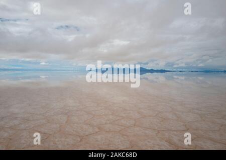 Il famoso specchio riflette sulle saline Salar de Uyuni, Potosi, Bolivia Foto Stock