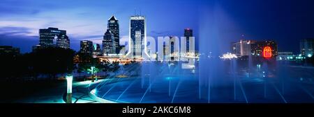 Vista della fontana nella città di notte, Jacksonville, Florida, Stati Uniti d'America Foto Stock