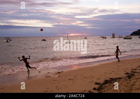 Madagascar Nosy Be, Ambatoloaka, calcio al tramonto sul canale di Mozambico Foto Stock