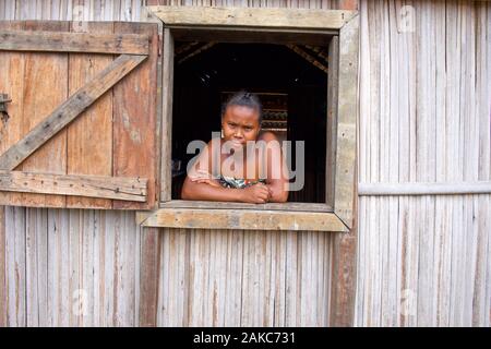 Madagascar, Diana regione, villaggio di Marosely, una donna alla finestra del suo rifugio Foto Stock